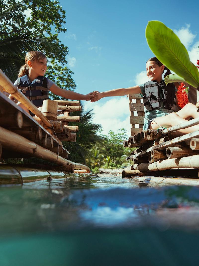 Giamaica_JTB_Adventure_PortAntonio_Kids_on_rafts_holding_hands