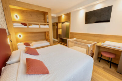 Family Hotel Vittoria a Folgaria in Alpe Cimbra, camera family con culla e letto a castello