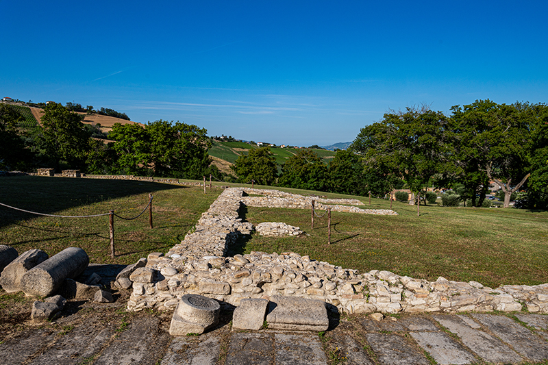Area archeologica La Cuma, vista sulle colline marchigiane