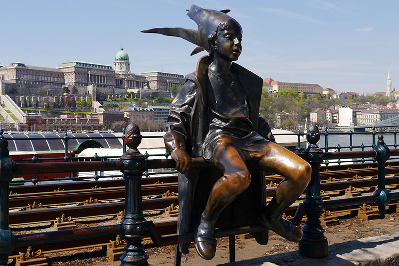 Statua in bronzo nel centro di Budapest © Pixabay