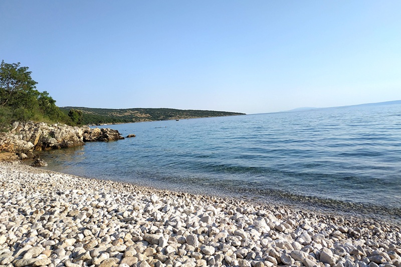La spiaggia ghiaiosa di Porporela a Krk