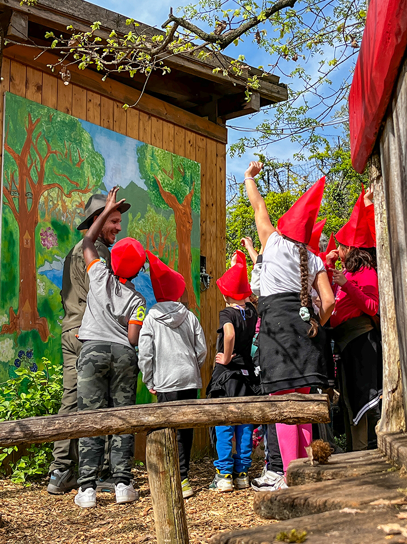 Bambini con cappello rosso a punta da folletto al Giocabosco