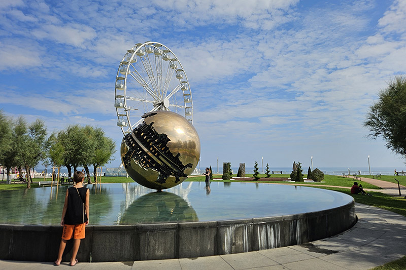 Pesaro, Piazzale Libertà con la "palla" di Pomodoro