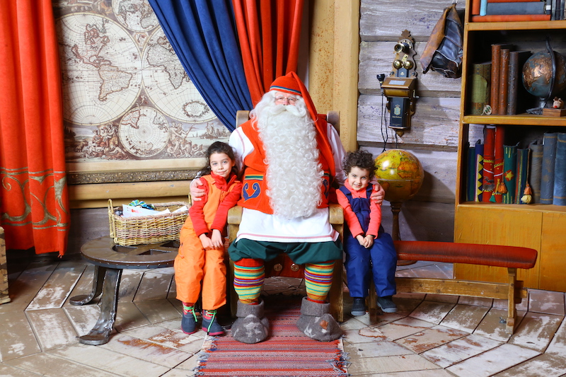 Rovaniemi_BabboNatale_bambine_phGrottoM