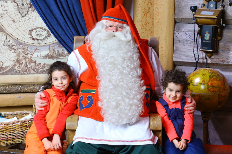 Rovaniemi_BabboNatale_bambine_primopiano_phGrottoM