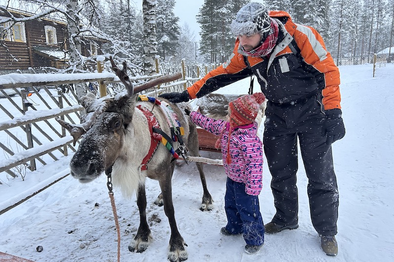 Rovaniemi_BabboNatale_renna_famiglia_phGrottoM