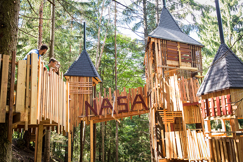 Casa sull'albero a forma di razzo spaziale