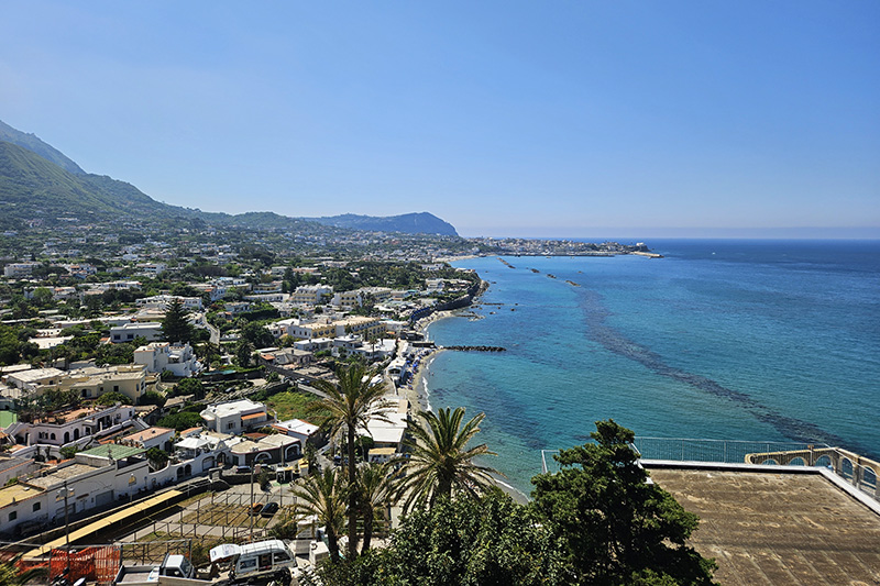 Ischia, veduta della Spiaggia della Chiaia e Forio