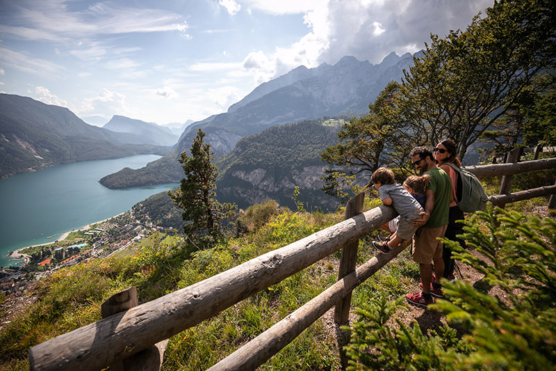 Vista Lago di Molveno dal sentiero di Sciury