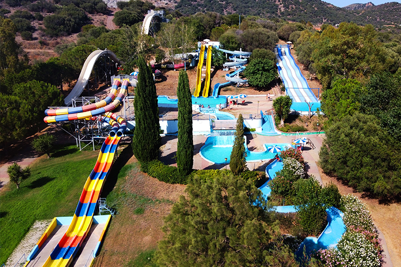 Vista dall'alto degli scivoli e delle piscine del Parco Blufan, in Sardegna