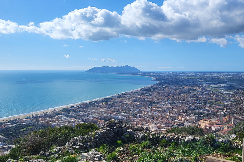 Vista di Terracina e della costa fino al Circeo