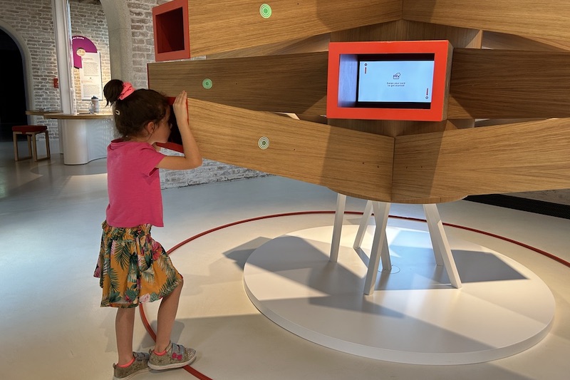 THSN, installazione curiosità