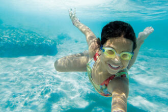 Bambina che da snorkeling