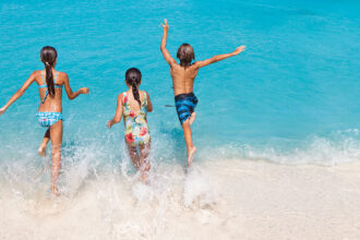 Bambini nel mare di Aruba
