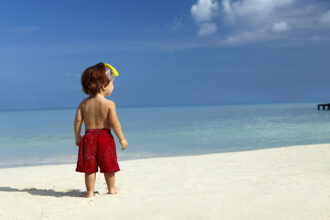 Bimbo su una spiaggia di Aruba