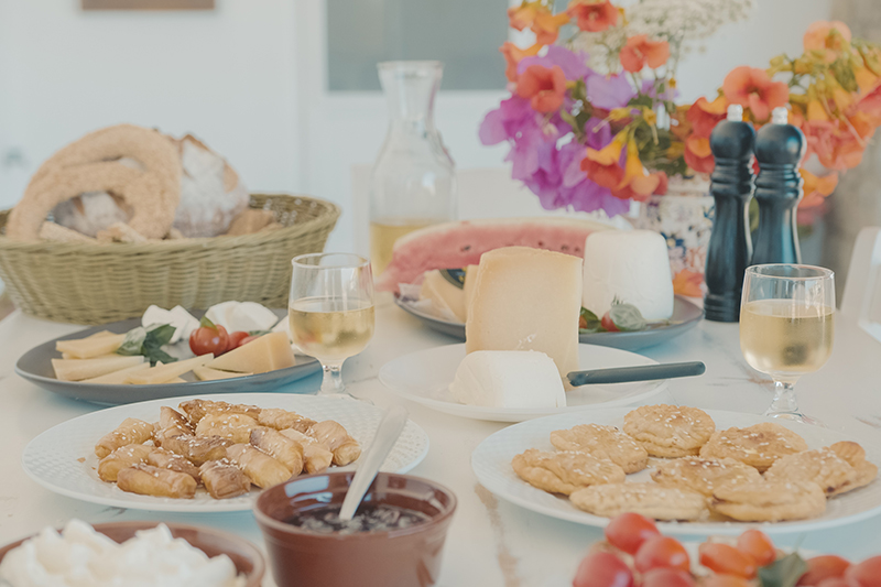 Tavola imbandita con i piatti tipici della cucina greca