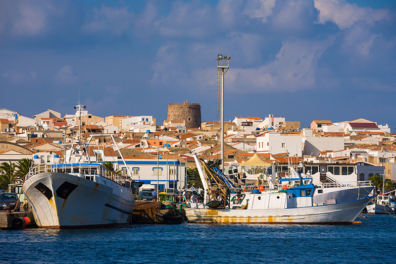 Porto di San Teodoro con le tipiche imbarcazioni in legno.