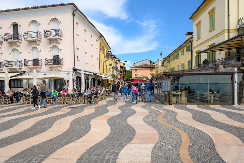 Lazise lungolago pavimentazione ondulata