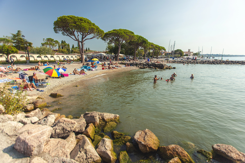 Spiaggia di sassi a Lazise