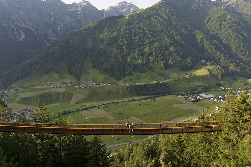 Stubai, Ponte sospeso arancione lungo il Sunnenseit’n Weg