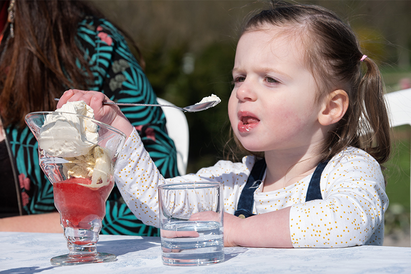 Bambina con crema Chantilly