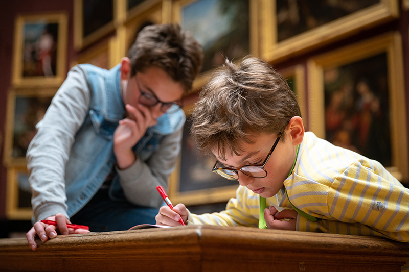 Bambini con libro-gioco