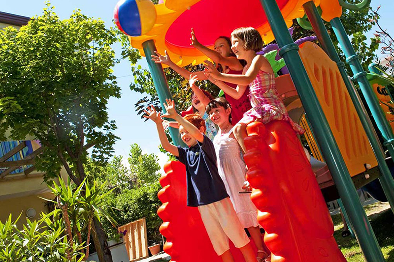 Family Park Hotel Kursaal, Misano Adriatico, giardino con giochi bimbi