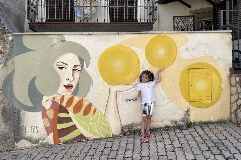borgo universo murales con bambina