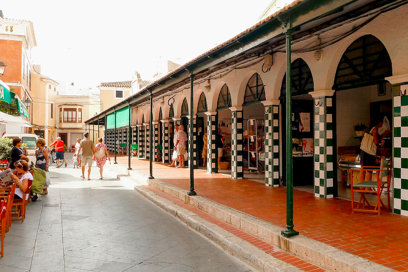 Ciutadella de Menorca, con archi e pareti decorate con elementi in maiolica a scacchi