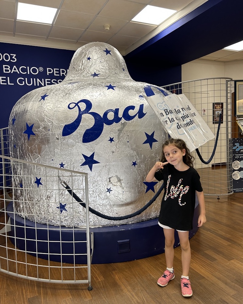 bambina con bacio perugina gigante alla Casa del cioccolato e museo storico Perugina