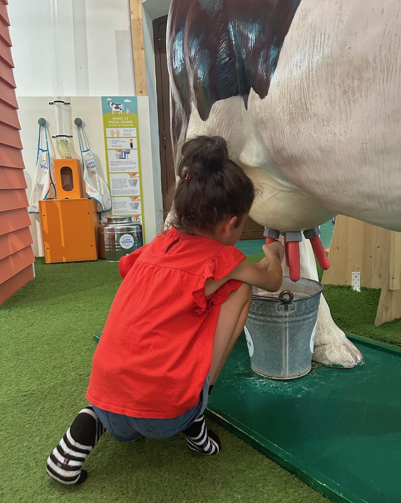 mungitura mucca al Children's Museum Verona