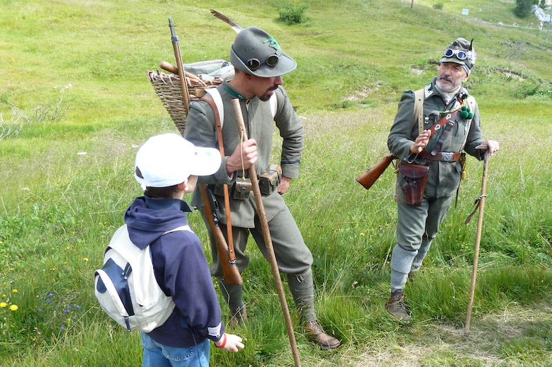 Cortina d'Ampezzo bambino e soldati alpini sentiero