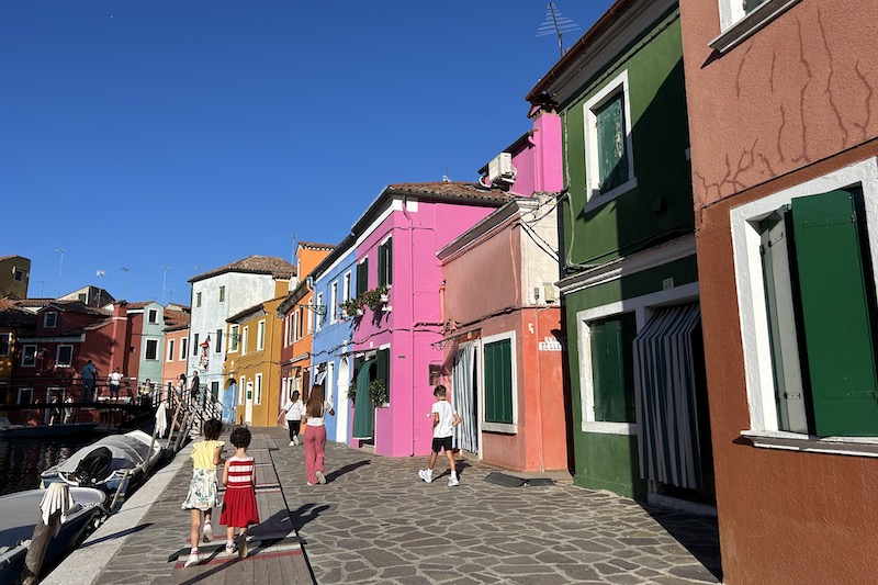 burano case colorate con bambine
