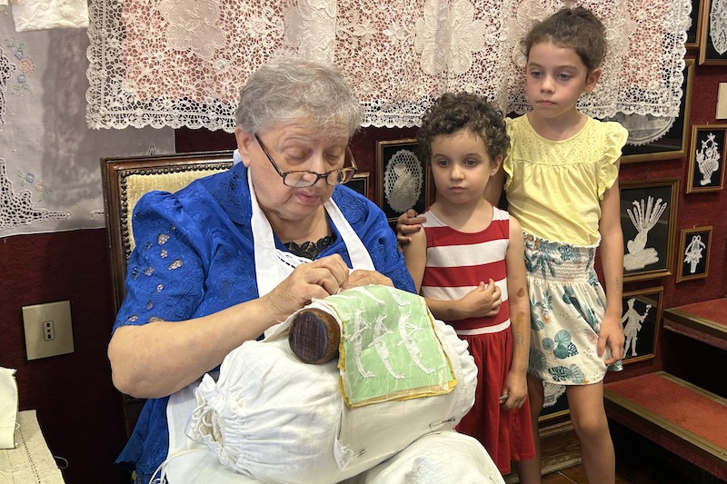 signora merletti con bambine a Burano