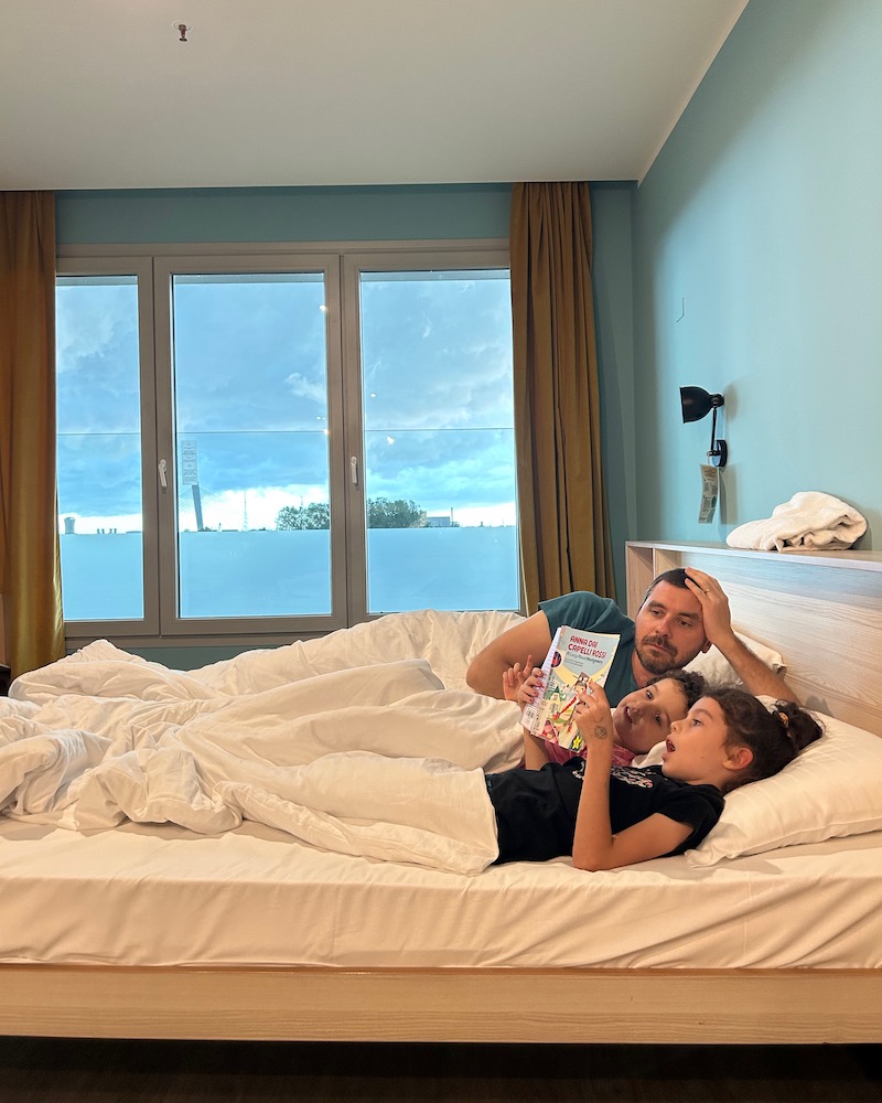 family room Meininger Venezia Mestre con bambine e papà
