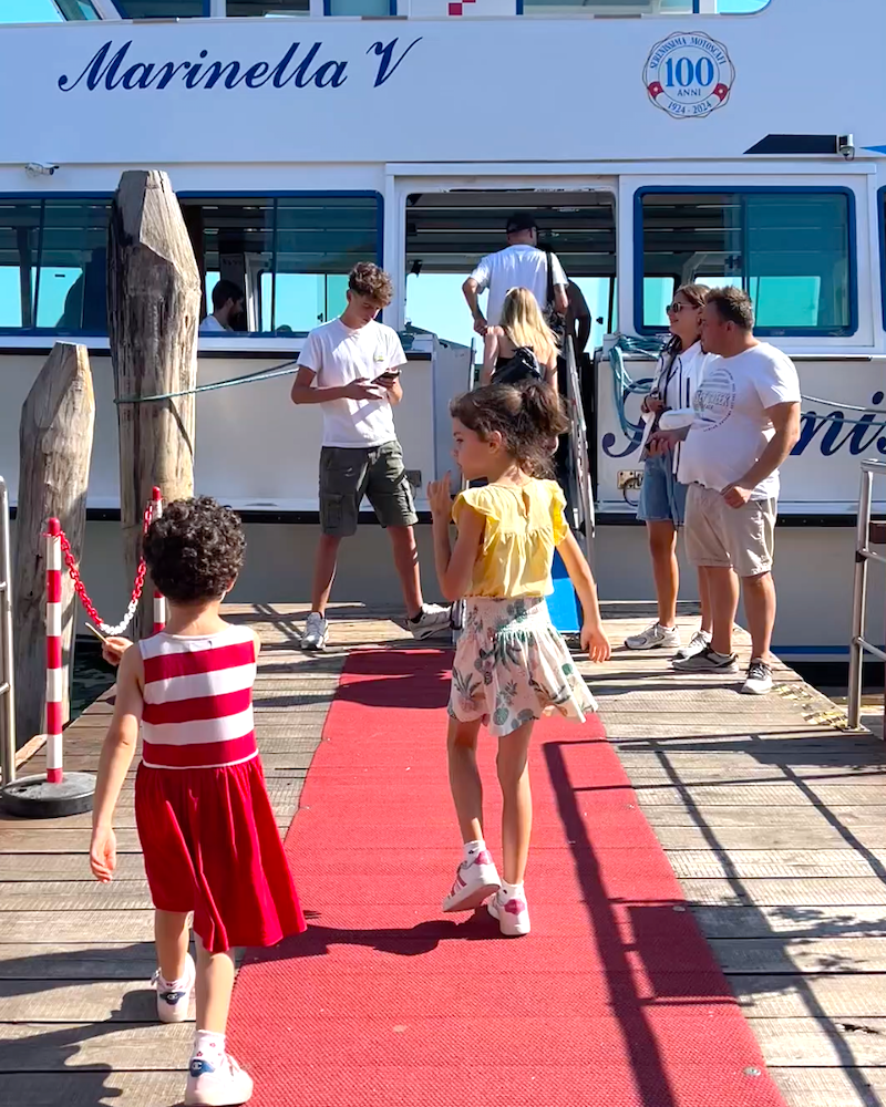 entrata motonave serenissima tour bambine e staff