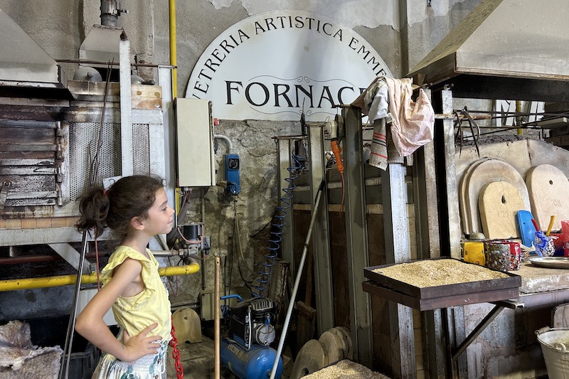 murano fornace con bambina