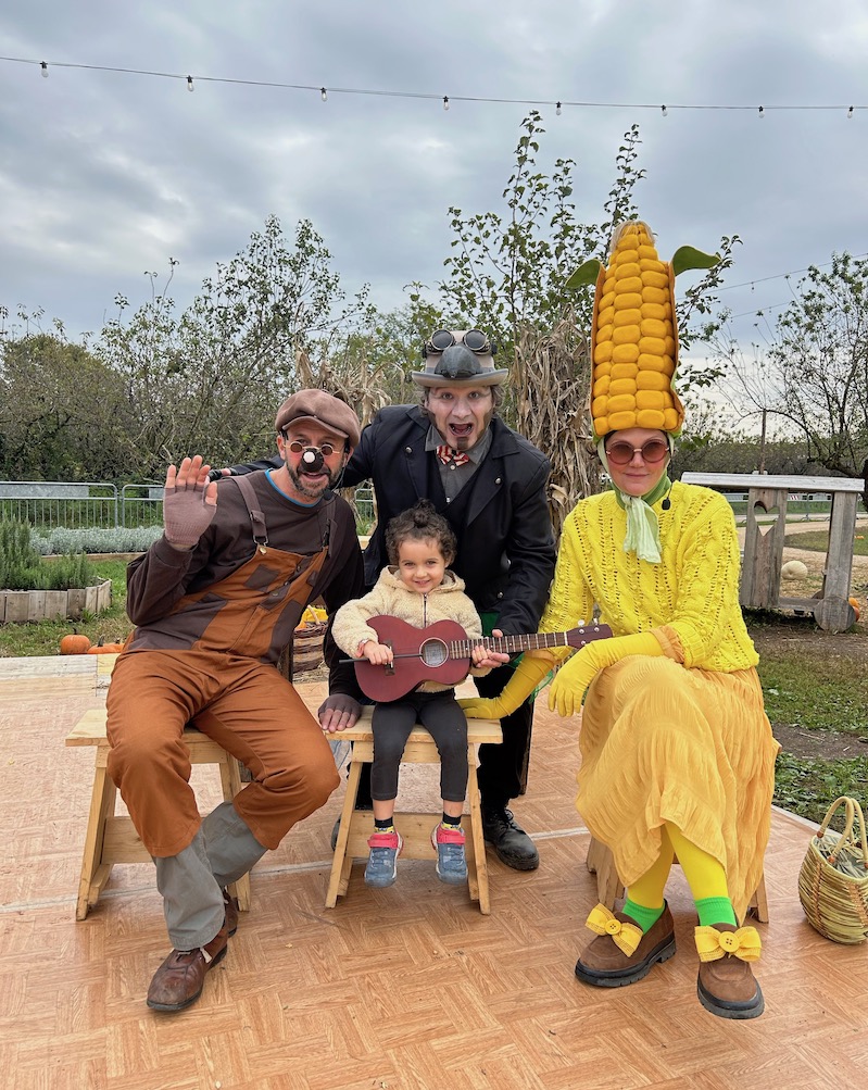 bambina con personaggi villaggio delle zucche nonno andrea