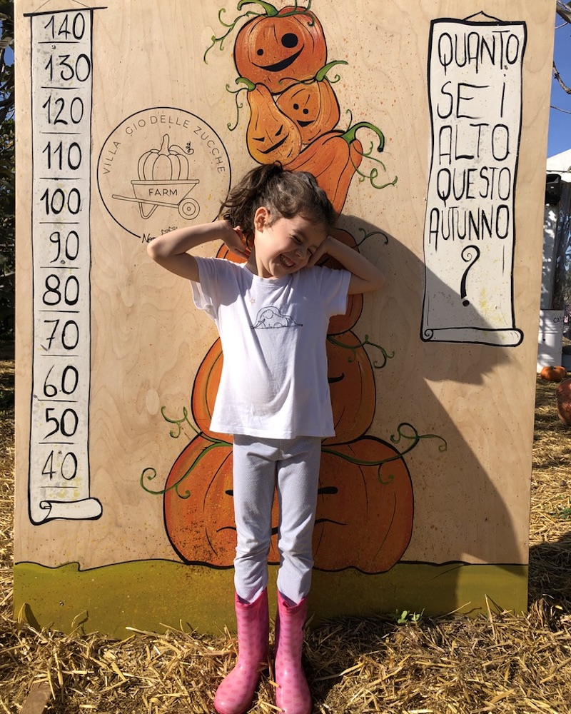 villaggio zucche nonno andrea bambina metro