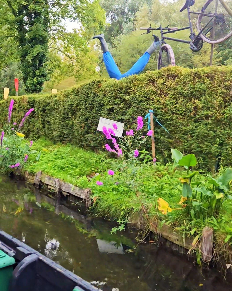 Manichini sugli Hortillonages ad Amiens