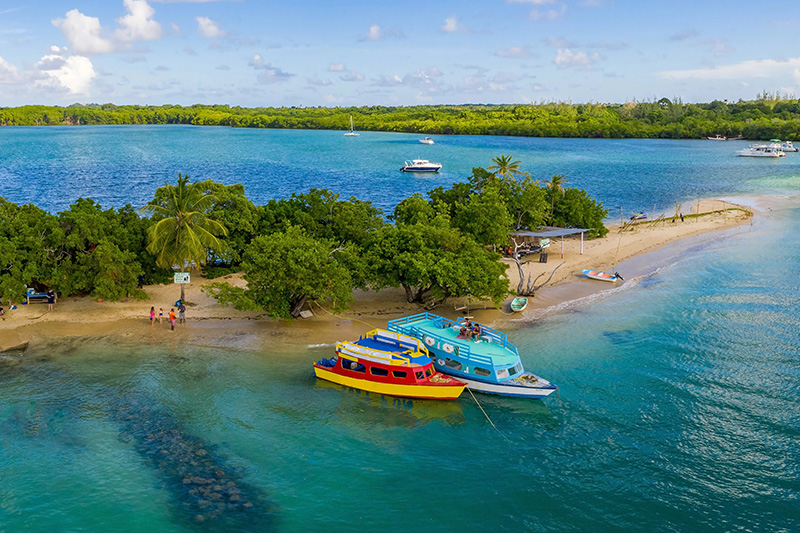 Barche lungo la costa a Barbados.