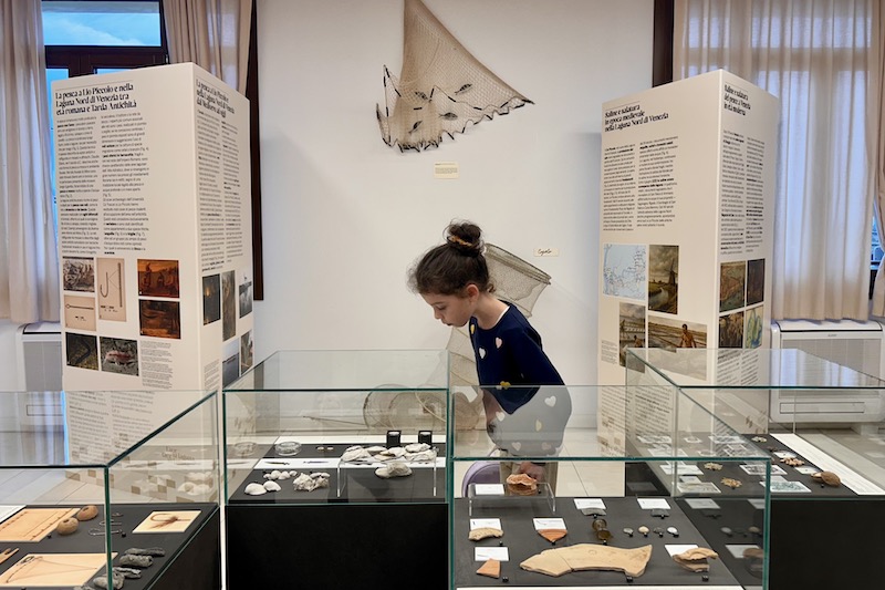 museo lio piccolo con bambina