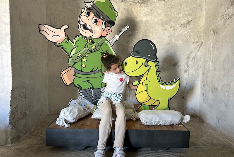 batteria vettor pisani bambina con mascotte