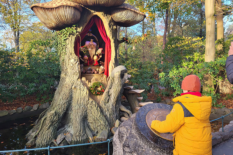 Parco di Efteling in Olanda in autunno e inverno, lo gnomo della foresta incantata
