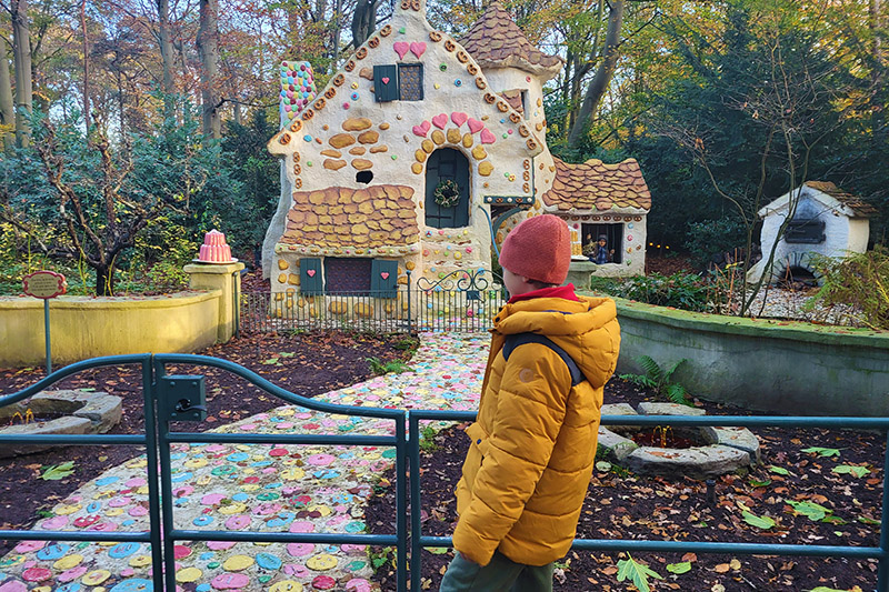 Parco di Efteling in Olanda in autunno e inverno, la casa di Hansel e Gretel