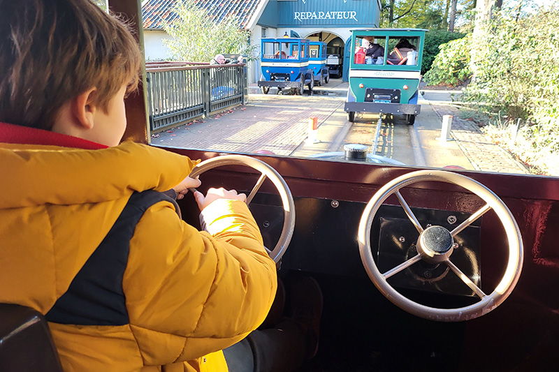 Parco di Efteling in Olanda in autunno e inverno, giostre per bambini