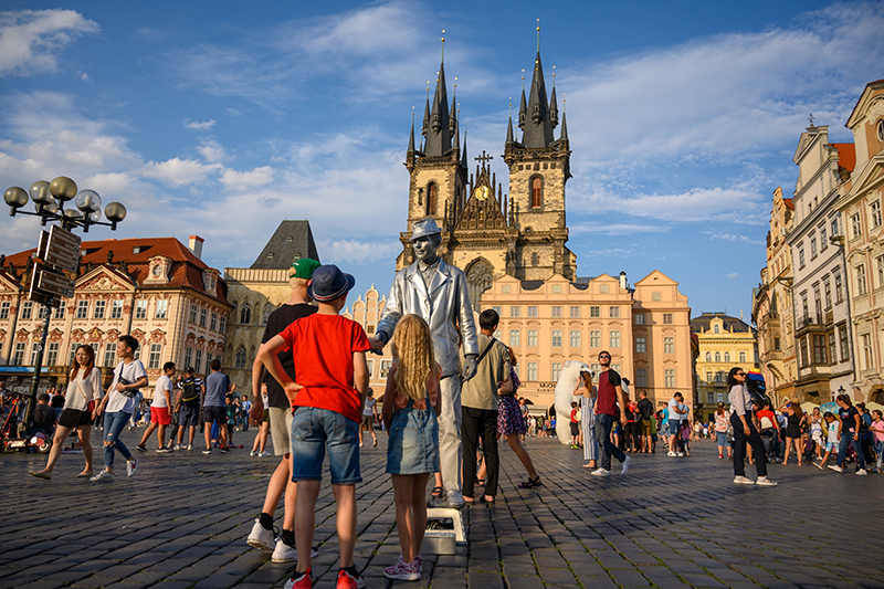 Bambini e artista di strada nella Piazza della Città Vecchia, Praga