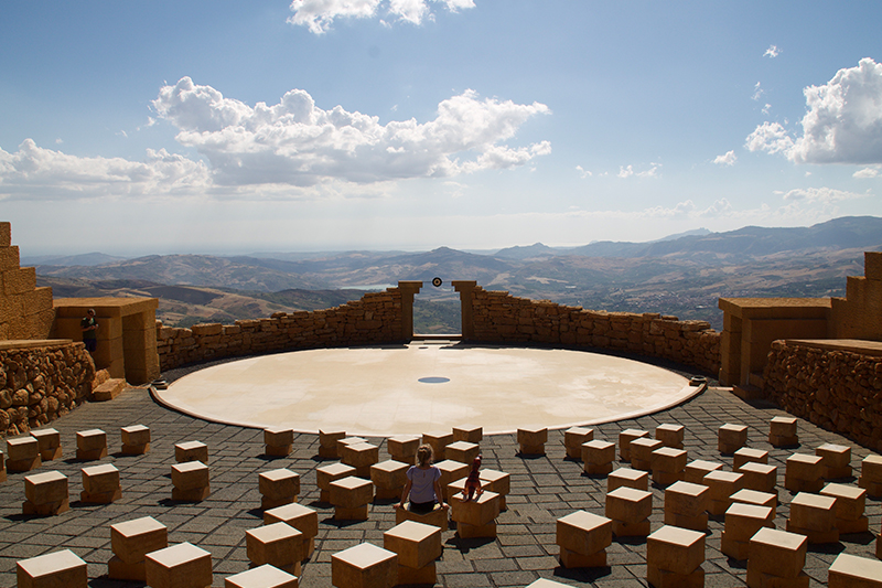 Ponte d'autunno in Sicilia: il teatro Andromeda, le sculture
