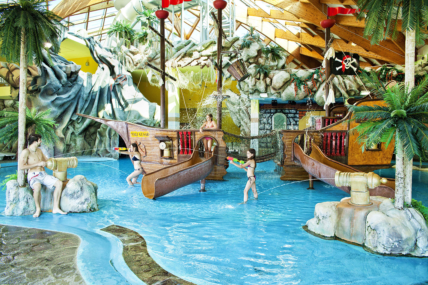 Nave pirata nella Riviera Termale invernale delle Terme di Čatež, tra le migliori terme per bambini in Slovenia