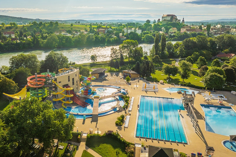 Parco piscine esterno alle Terme Ptuj, tra le terme più adatte ai bambini in Slovenia